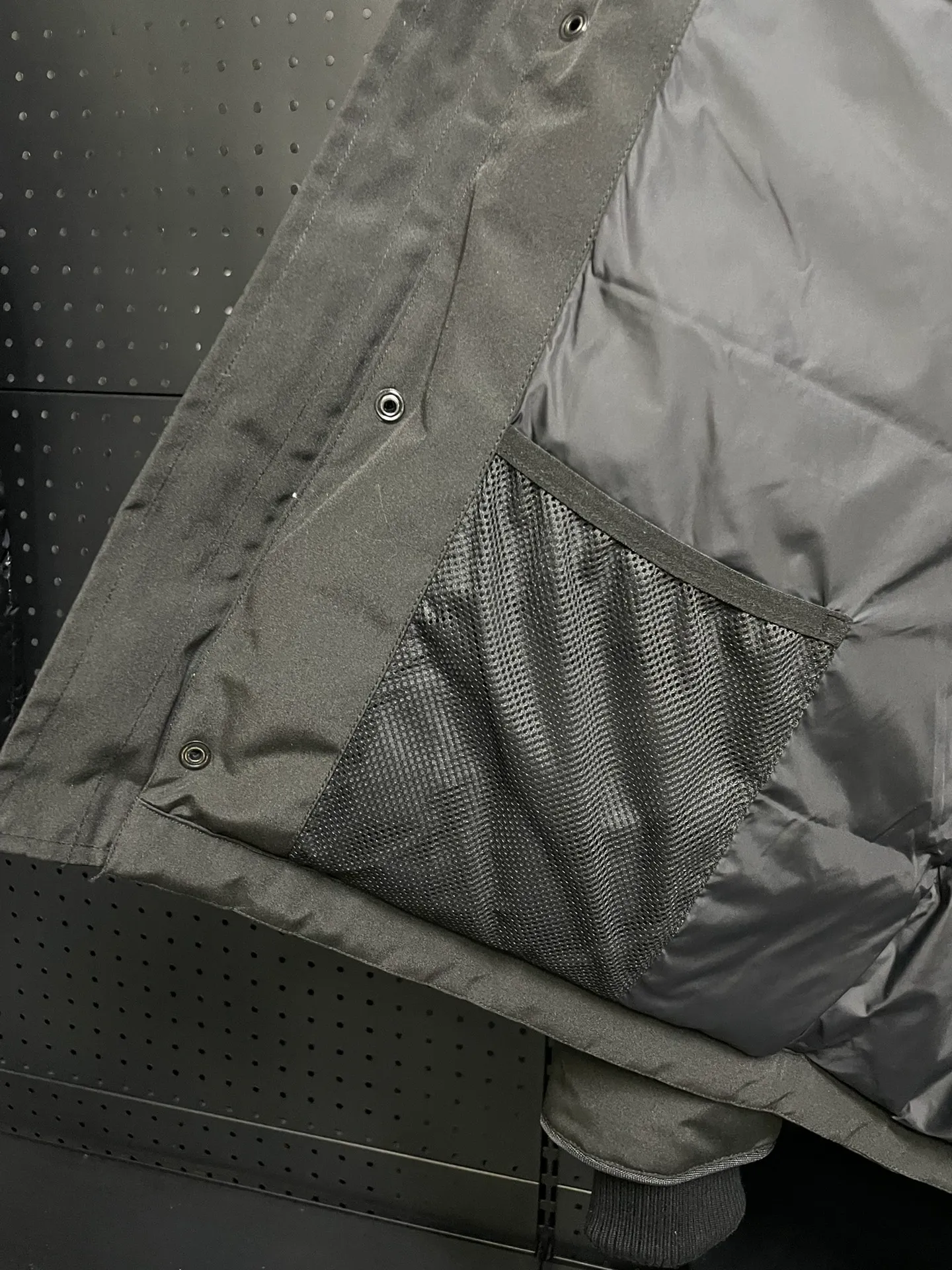 P800 forester men's new model black 24 models Canada Goose (Canada Goose) Men's model xs-xxl The highest version on the market! 🔥 Recommendation of single product for autumn and winter hard goods # Produced by OEM canada goose # The Canadian brand canada goose has always been recognized as the warmest down jacket, and its existence can often be seen in the winter street photos of various celebrities. I make Canada Goose every year, but I still can’t get rid of my love for it. No matter how cold the weather is, there’s no need to be afraid! Because this year, as always, we will provide you with ruthless goods and prepare large quantities of goods. I believe that the market has become a bit chaotic, but we are not afraid. Only good things are competitive, not comparing prices! No one is stupid enough to quote a high price and send old customers away! Look at price in the short term and quality in the long term! If you care about quality, please respect its price! If what you want is cheap, please don't expect good quality! You get what you pay for, this is the rule of the market! We really value quality. It is only worn by the one who understands you! Filling content: 90 international standard duck down! I won’t say much more, everyone sells their own goods! Regarding the down content, you can feel it with your hands. There is nothing wrong with good down. Another customer said that the clothes are very light, but the ones on the market are very heavy. For us insiders, adding some filament to the clothes will make them look bulging and heavy. But we won't do that! 🔥Pure original fidelity! 🔥Everyone who has been cooperating with us in the past few years knows that the large-scale wholesale market products are incomparable to us. You are welcome to visit the brick cabinet and then come to my home to buy! It is the legendary warmest down jacket. A goose and a single layer of clothing can withstand minus 20 degrees Celsius! Known as a must-have for Arctic outdoor sports! The most popular down jacket in the world, celebrities are rushing to buy it, it is a must-have!